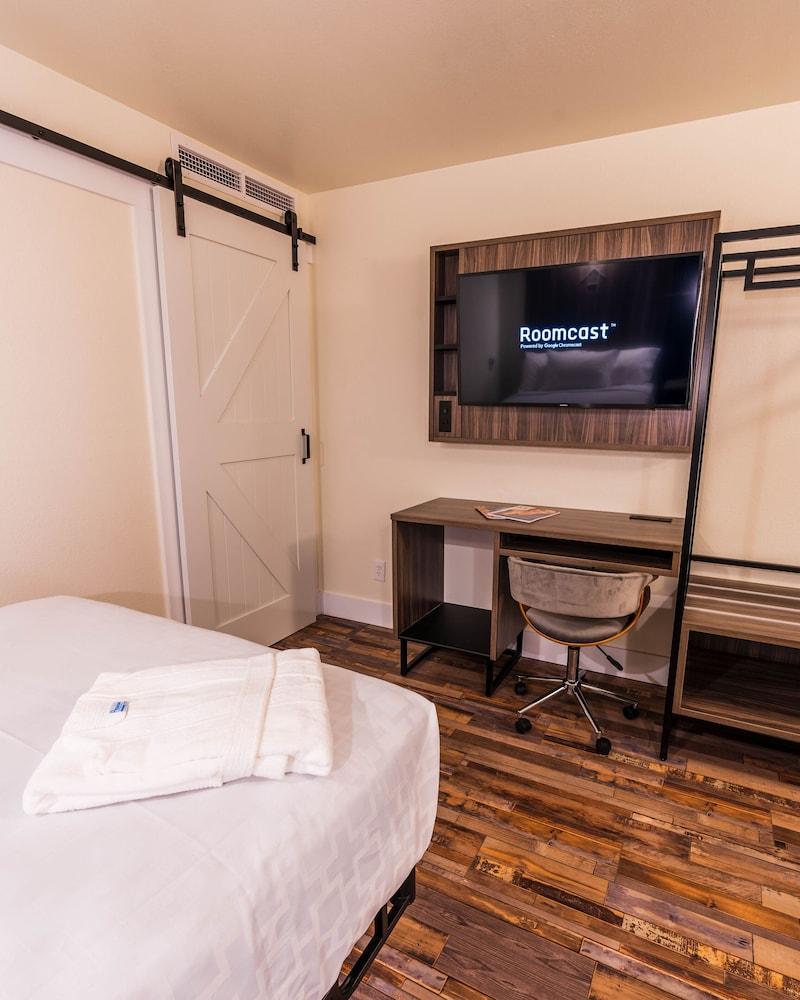 Hotel On Monroe Рочестер Экстерьер фото